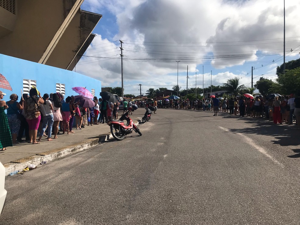 População forma fila no entorno do Ginásio Nélio Dias, em Natal — Foto: Stephany Souza/Inter TV Cabugi