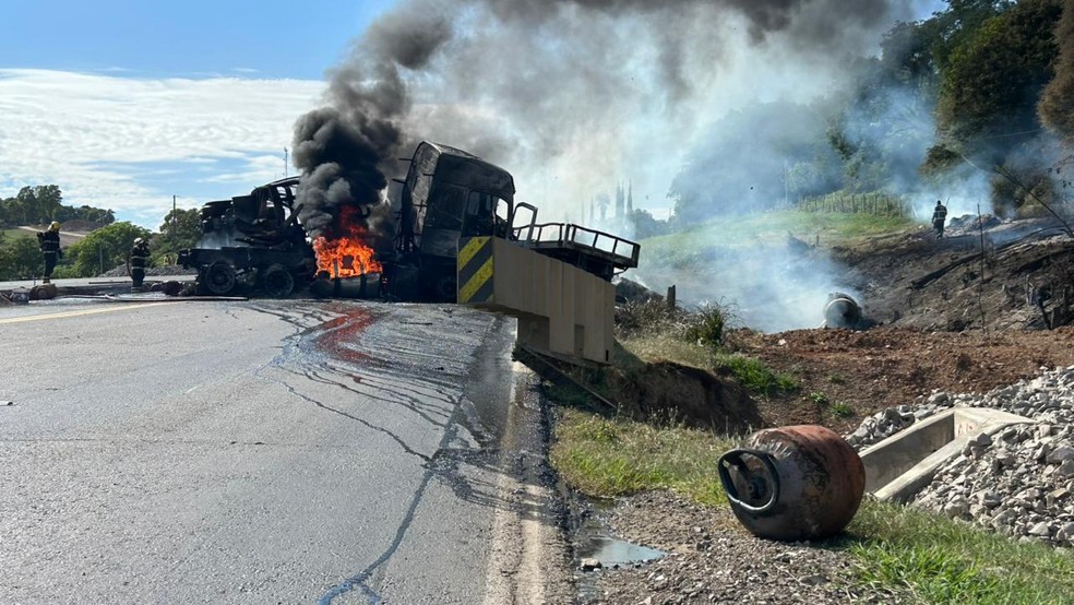 Caminhão de botijões de gás pega fogo após acidente em Mormaço — Foto: Jean Pimentel/Agência RBS