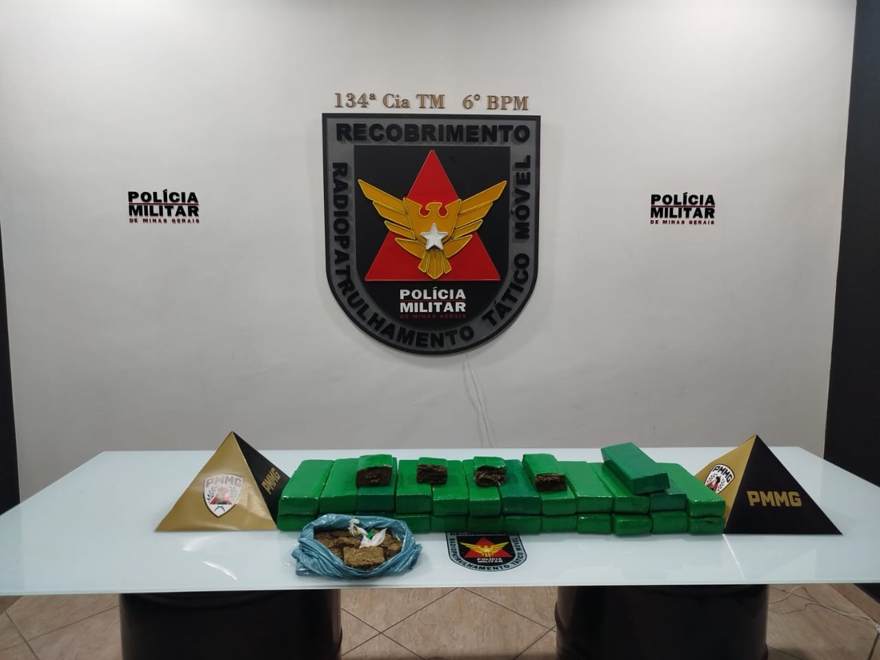 25 barras de maconha são apreendidas pela PM em Governador Valadares; dois jovens são presos