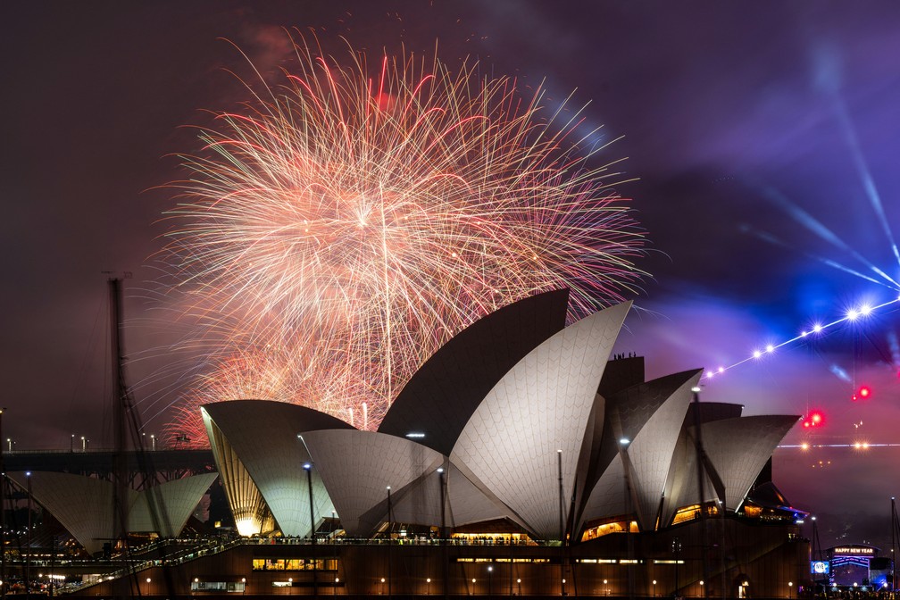 Fogos na festa de Ano Novo em Sidney, Austrália — Foto: Izhar KHAN / AFP