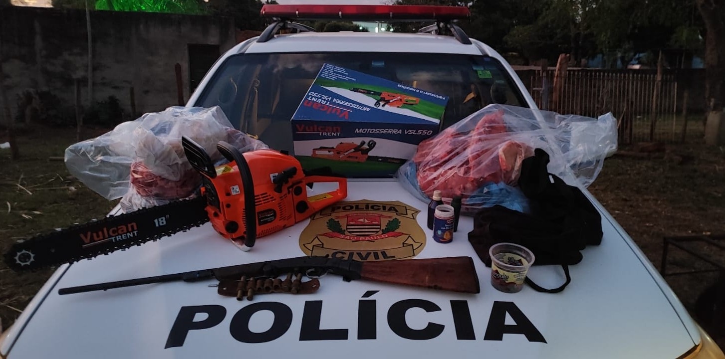 Ação policial apreende mais de 20kg de carne, arma e equipamentos de idoso suspeito de furtar e realizar abate clandestino de novilha, em Dracena