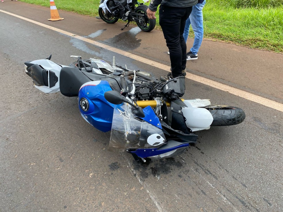 Carro cruza pista e motos de alta cilindrada batem de lado; piloto foi arremessado, diz Samu — Foto: Samu