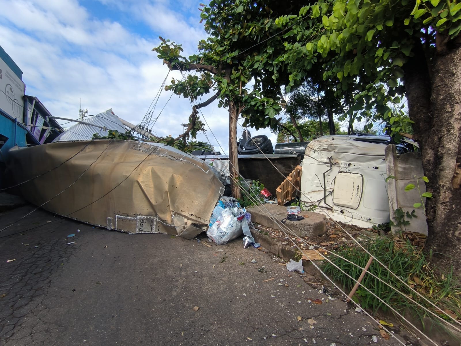 Carreta tomba na Avenida Delta, derruba poste, puxa fiação e motorista fica ferido