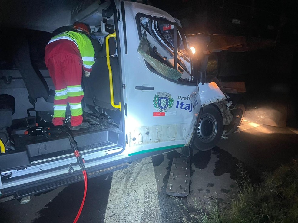 Acidente na SP-310 deixa motorista ferido em Matão — Foto: Maury Jr./ Matão Urgente