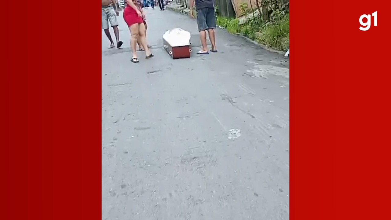 VÍDEO: Caixão com corpo de homem cai de carro funerário em movimento em Manaus