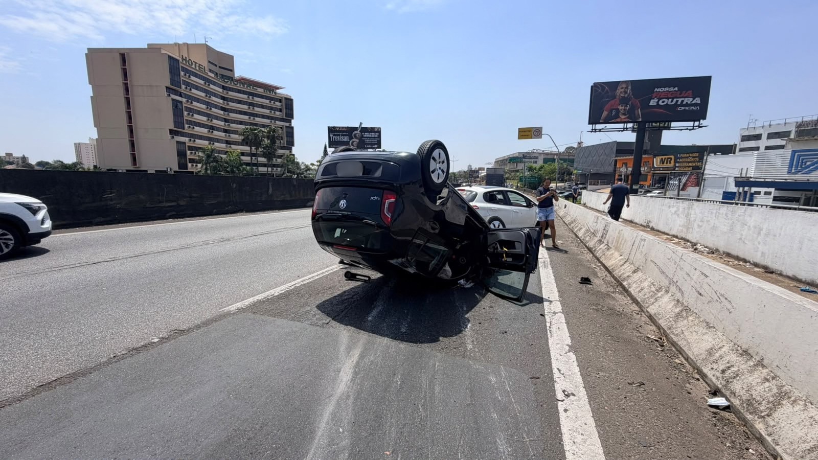 Carro capota e motorista abandona veículo em avenida de Campinas