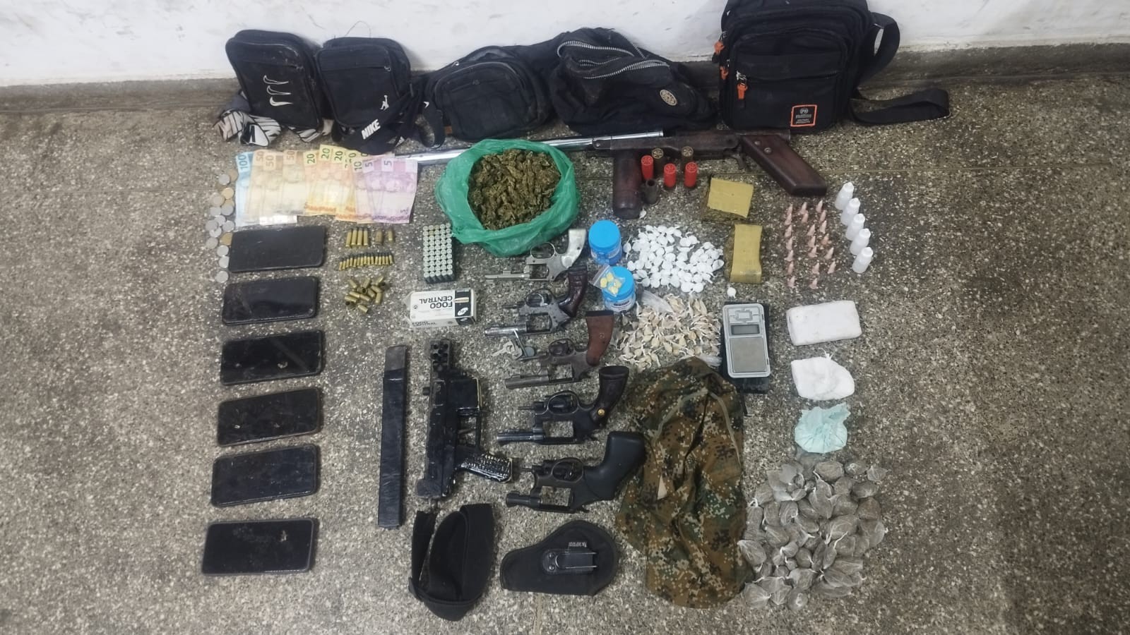 Seis suspeitos morrem após confronto com a PM no sul da Bahia; submetralhadora artesanal e drogas são apreendidas