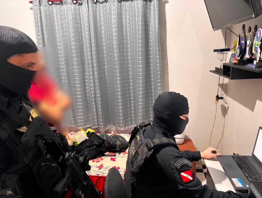 Polícia mira suspeitos de induzir menina de 13 anos ao suicídio durante 'live' em rede social