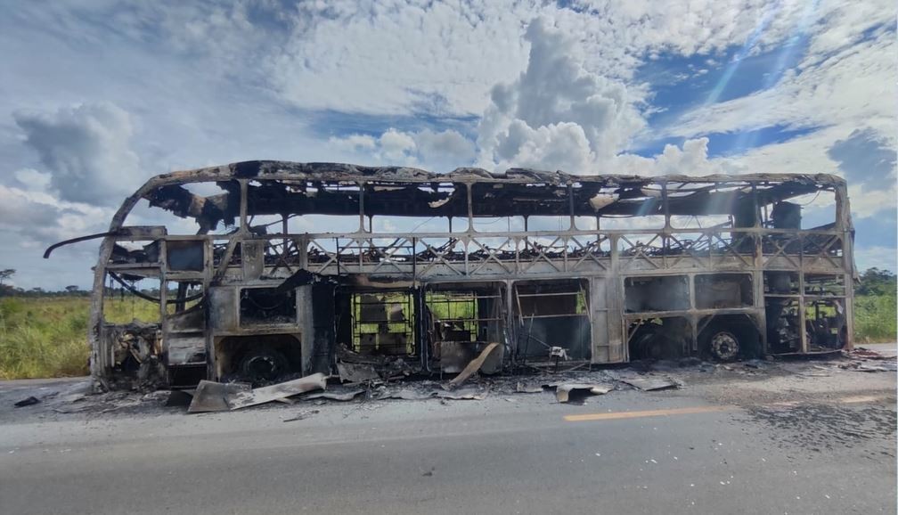 Ônibus de passageiros fica destruído após pegar fogo na BR-364 em RO