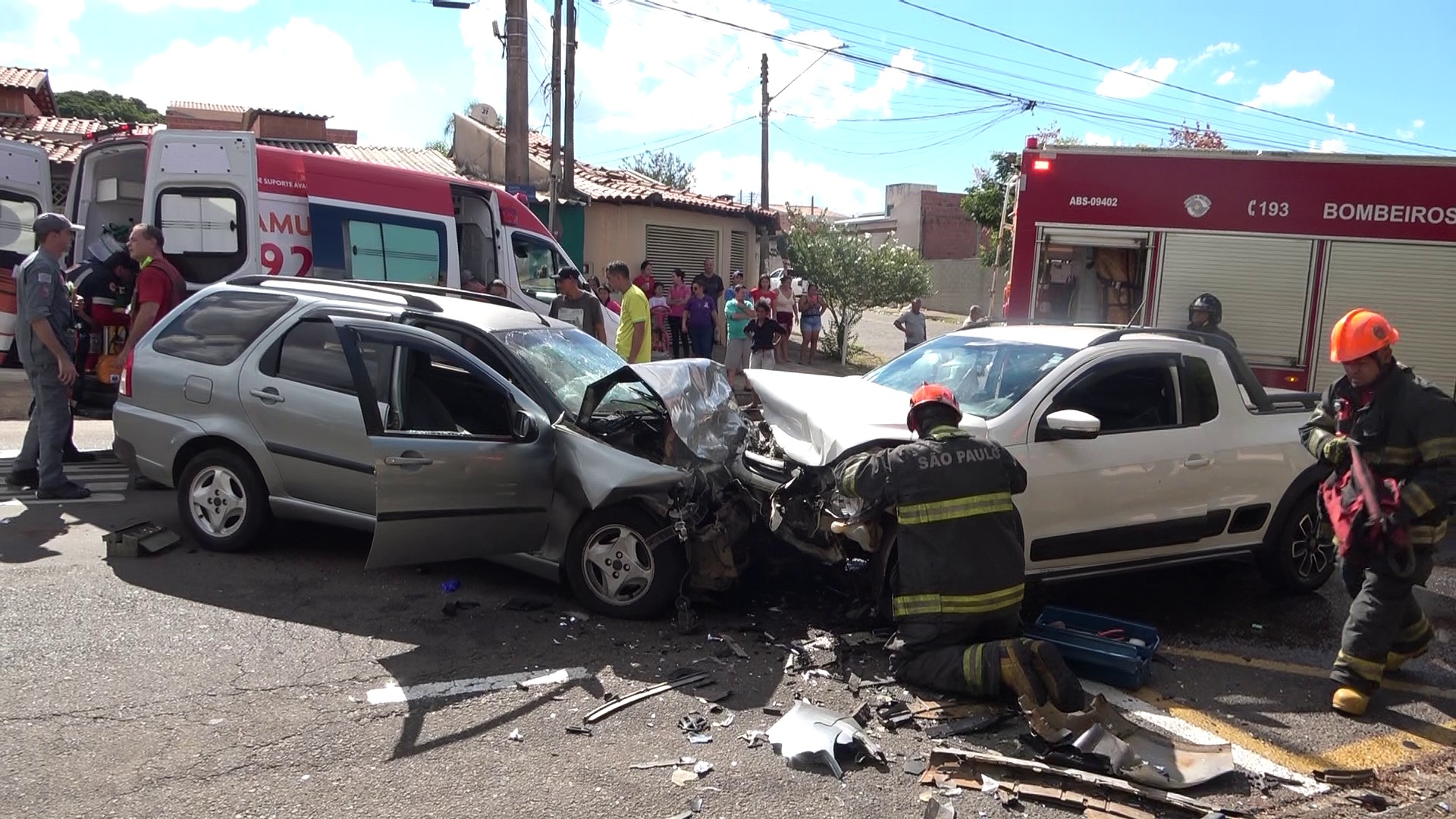 Acidente entre dois carros deixa 3 pessoas feridas em São Carlos; VEJA FOTOS