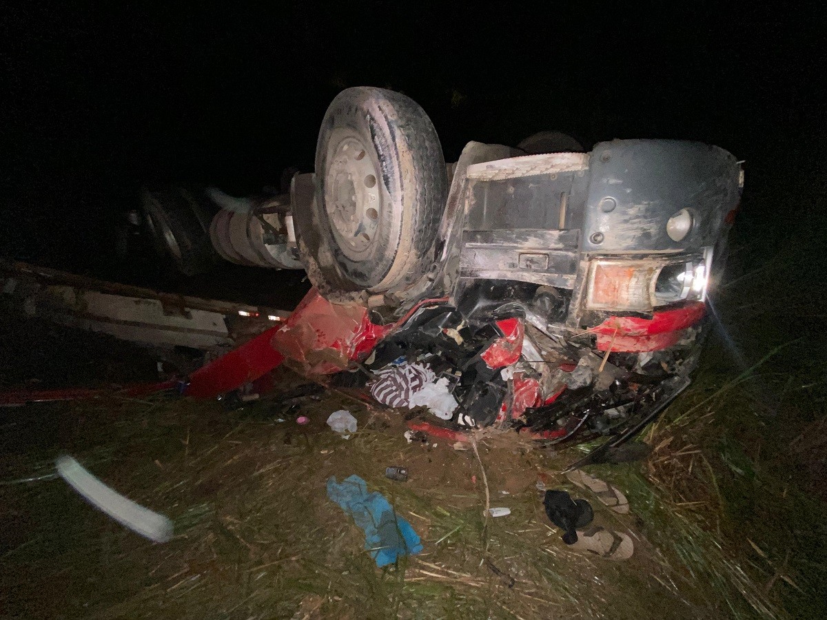 Motorista sobrevive após carreta cair em barranco e ter cabine destruída na BR-116