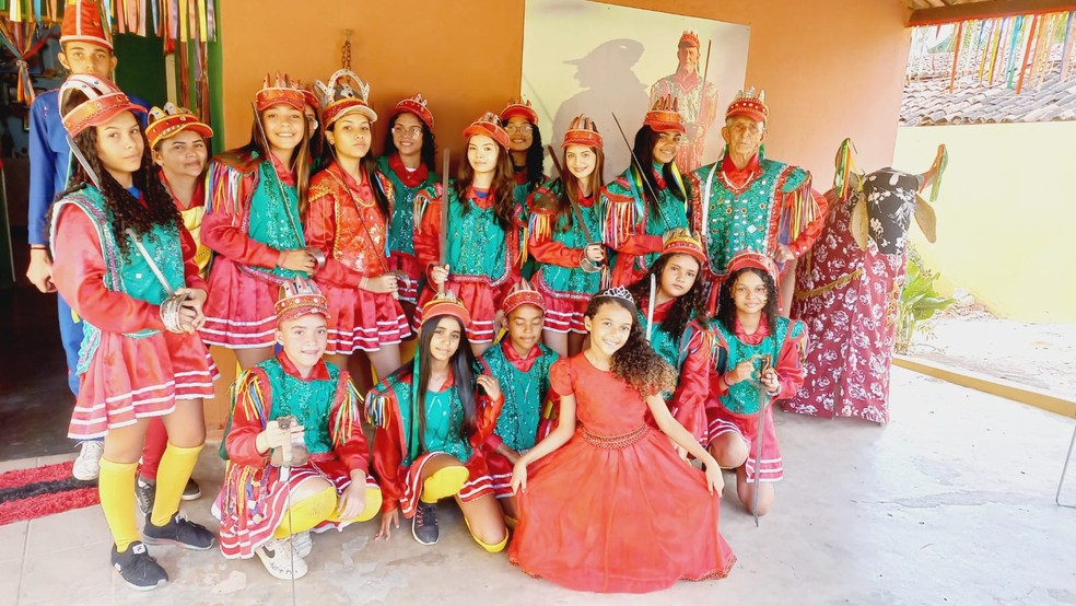 É na casa de Mestre Aldenir que crianças e adolescentes ensaiam para os cortejos culturais. — Foto: Arquivo pessoal