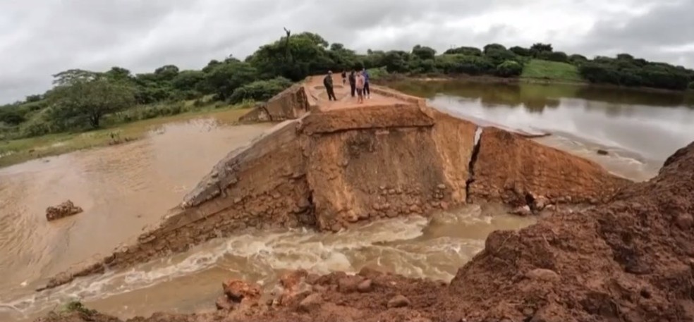 Ponte rompe e deixa moradores do oeste da Bahia isolados — Foto: TV Bahia