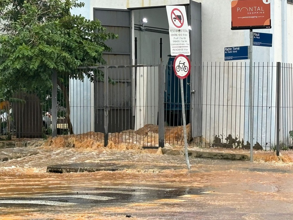 Temporal no RS: registro de alagamento na Avenida Mauá — Foto: Eduardo Paganella/RBS TV