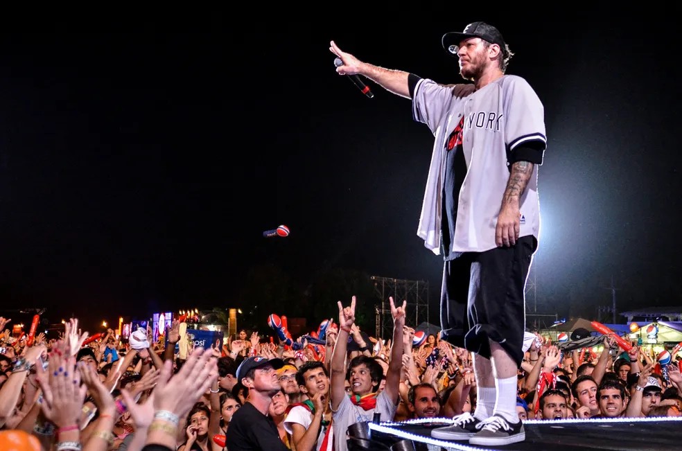 Músicos, paratleta, Santos FC e mais: Chorão recebe homenagens no dia em que completaria 56 anos