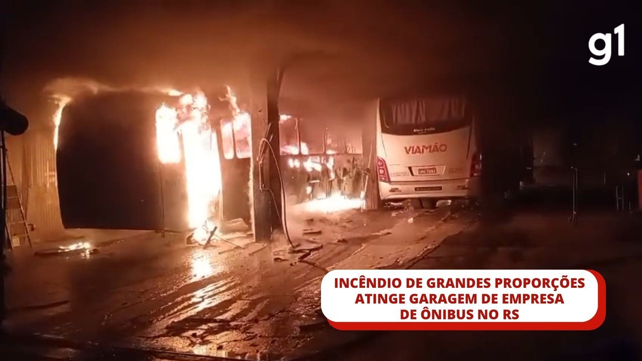 Incêndio de grandes proporções atinge garagem de empresa de ônibus no RS