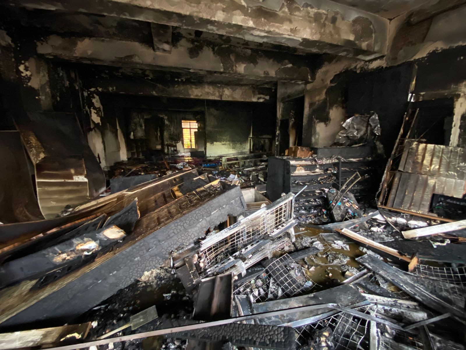 Incêndio destrói farmácia e academia de karatê no Sul