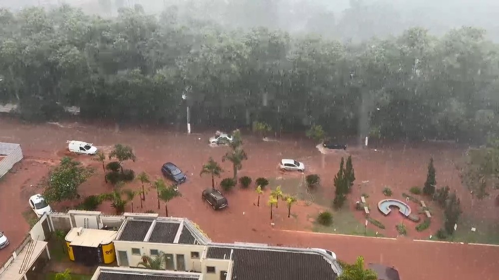 Chuva alaga ruas e avenidas de Uberlândia e causa transtornos no trânsito
