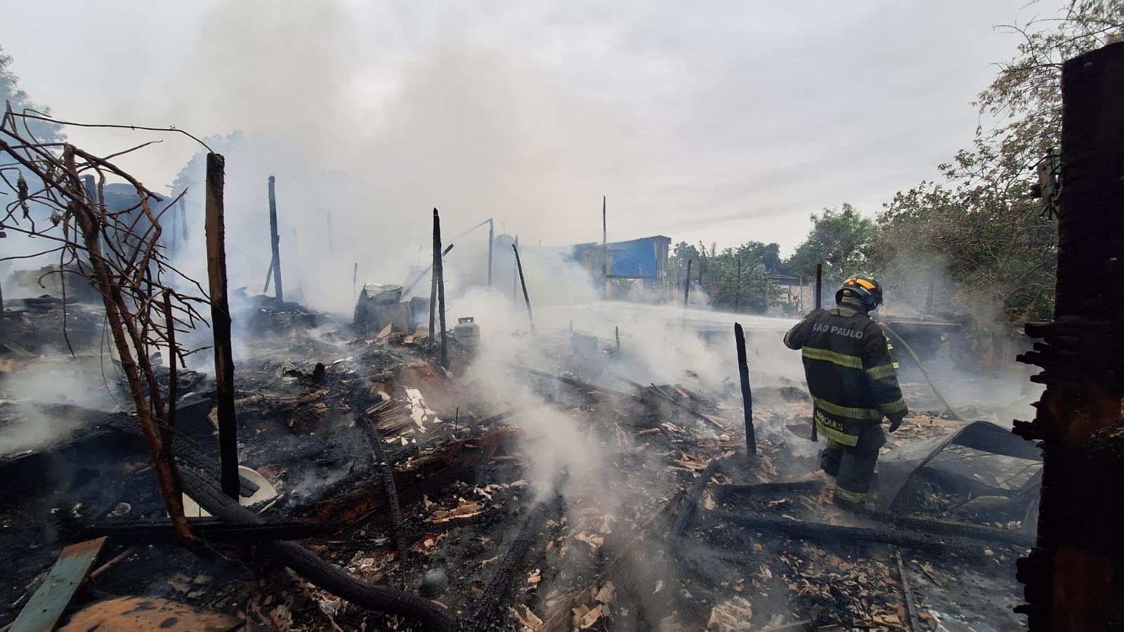 Incêndio atinge comunidade de Americana e barracos de madeira são destruídos pelas chamas