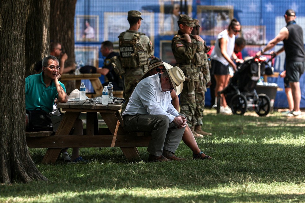 Pessoas buscam sombra na região de Washington, na Great American State Fair, realizada como parte das comemorações pelos 250 anos da independência dos EUA. — Foto: Reuters