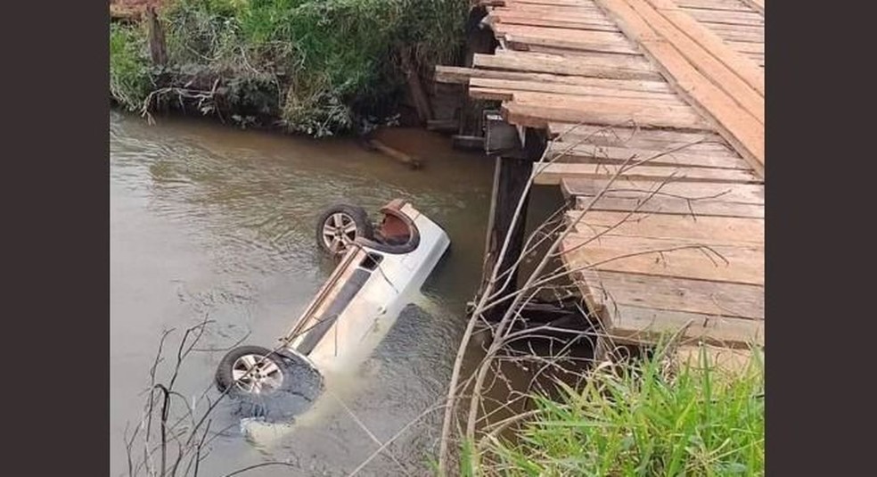 Carro foi encontrado submerso em rio, em MS.  — Foto: Redes sociais/Reprodução