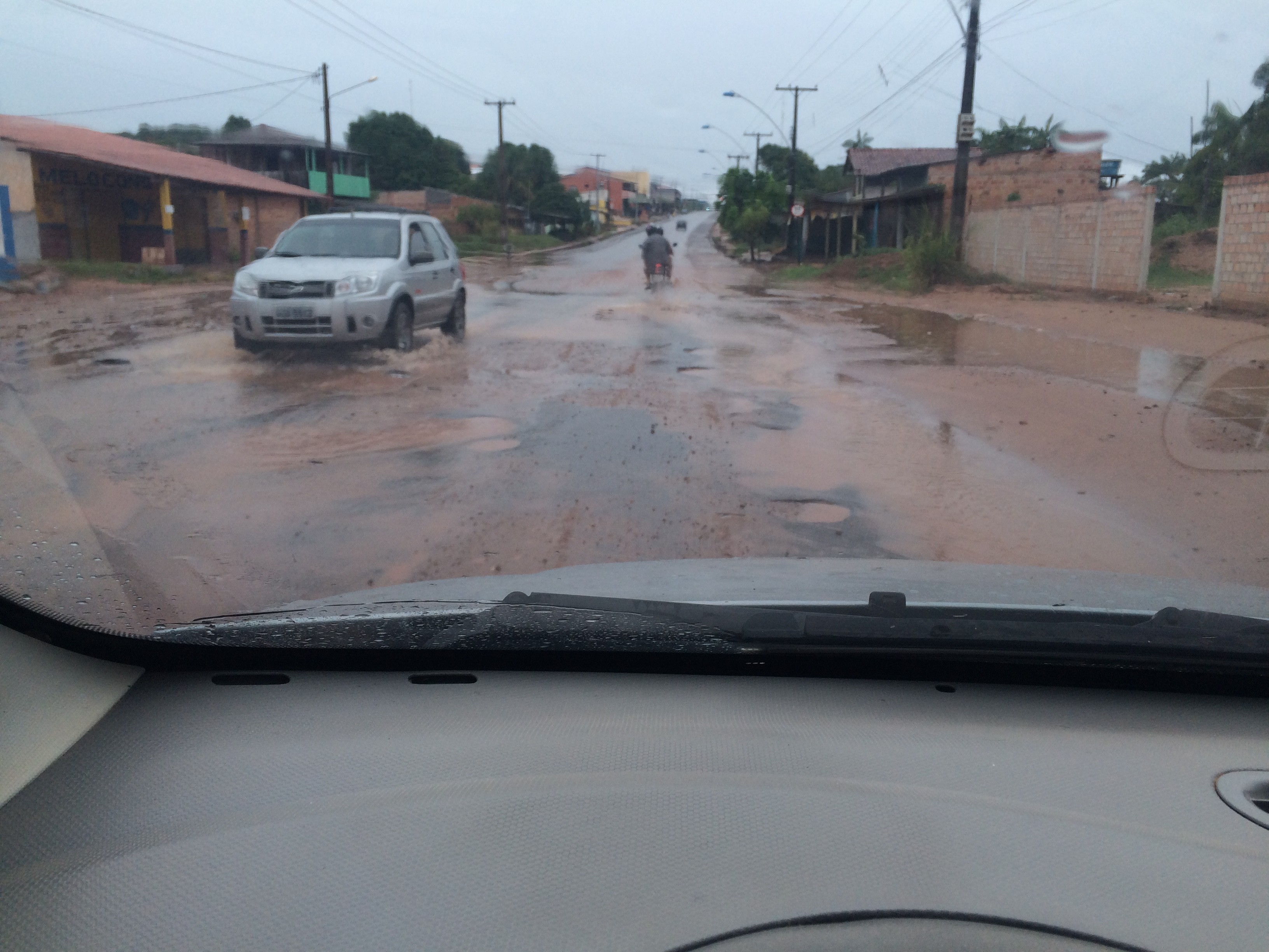 Buracos e lama dificultam trânsito em trecho da Av. Curuá-Una, diz internauta