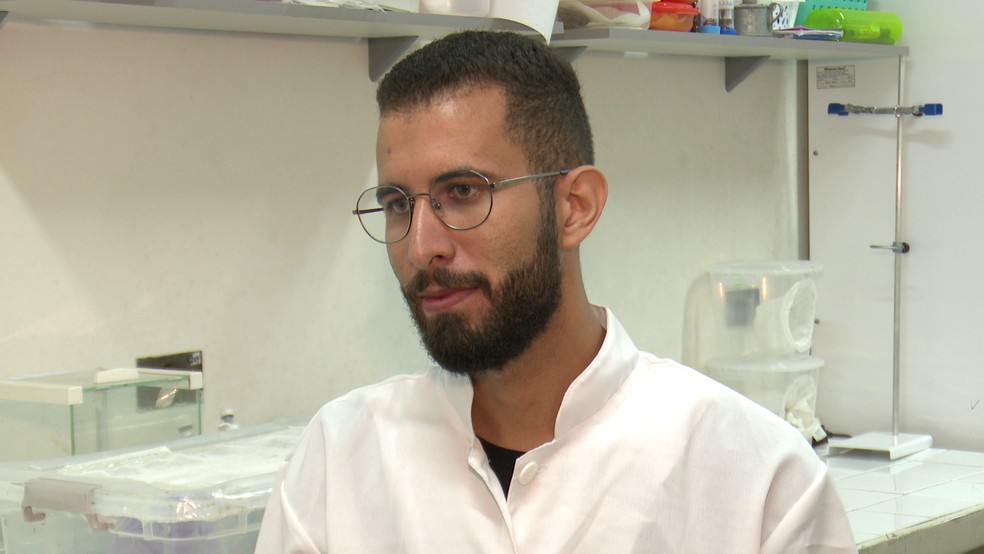 Estudante de biotecnologia da UFPB, Renan Leite, pesquisou e desenvolveu inseticida e repelente contra dengue — Foto: Reprodução/TV Cabo Branco