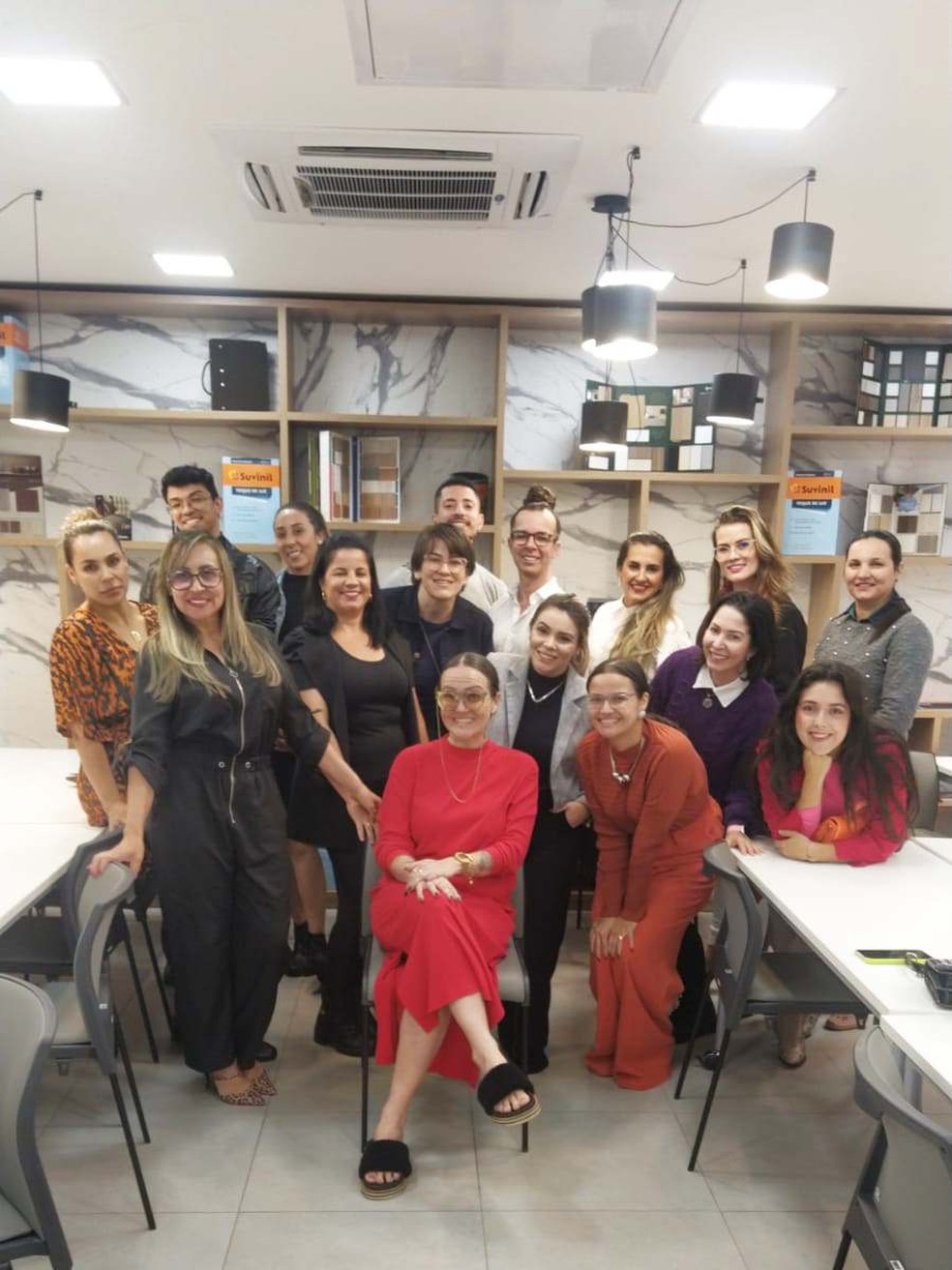 Alunos do curso de técnico em produção de moda pelo Senac, ao lado da professora Wity Prado — Foto: Senac/MS