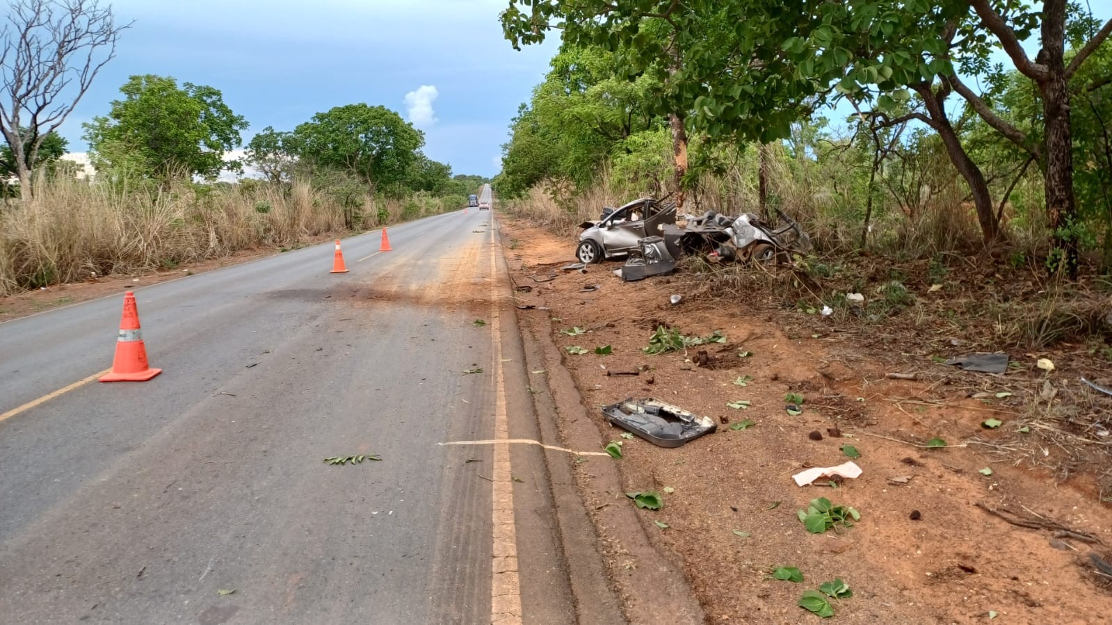 Duas pessoas morrem após carro bater em árvore na MGC-188, em Unaí