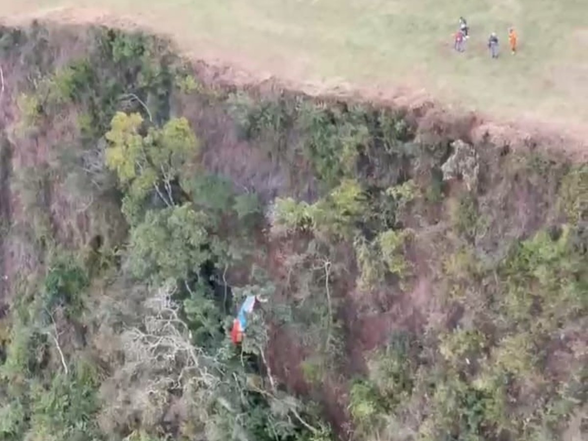 Resgate de dupla após queda de parapente em montanha de 300 metros de altura envolveu rapel e helicóptero