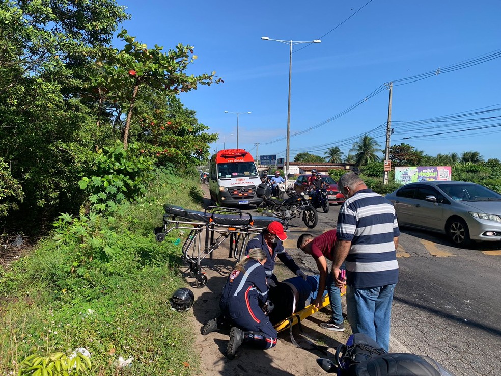Equipe do Samu atende vítima de acidente de trânsito em Natal — Foto: Gustavo Brendo/Inter TV Cabugi