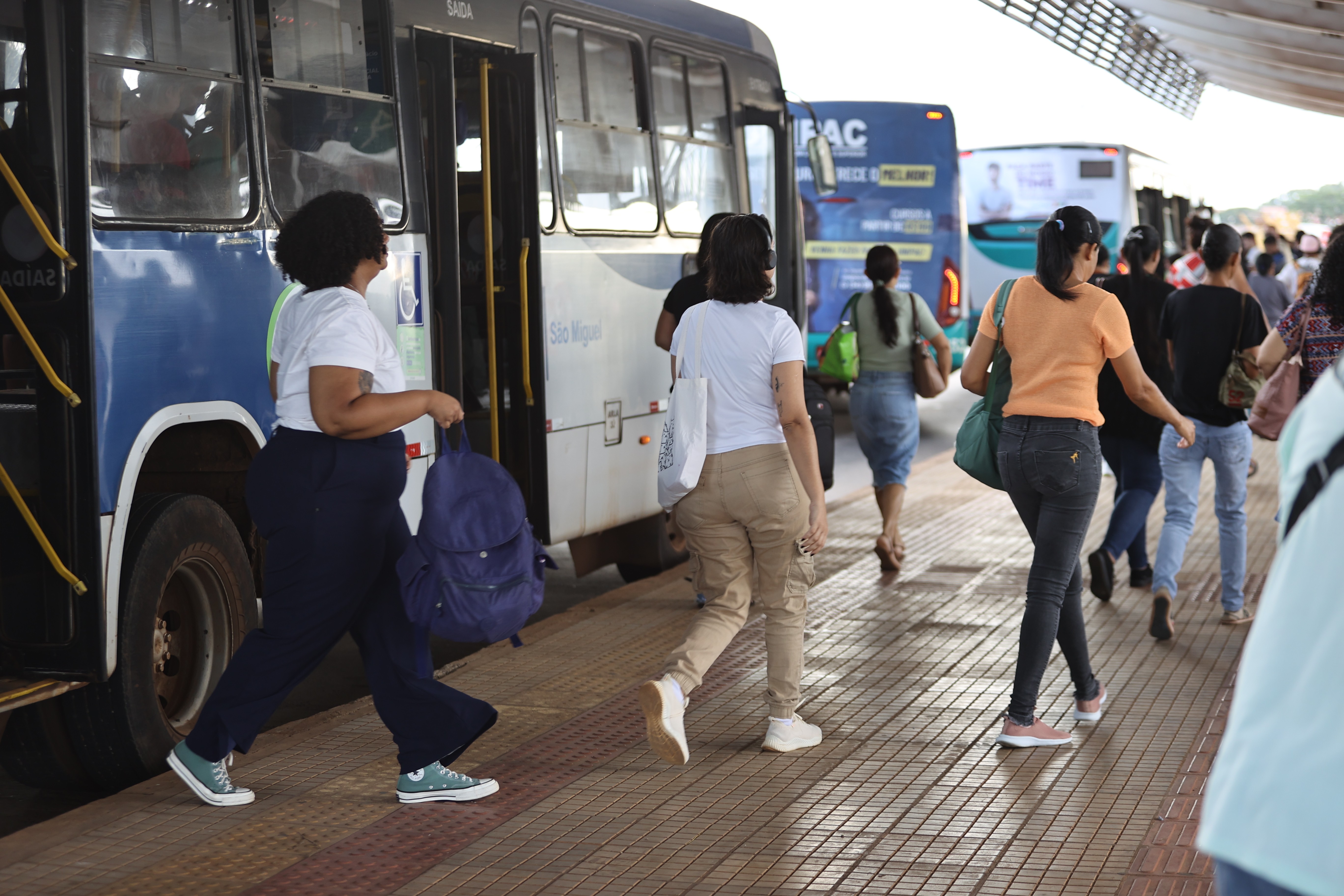 Transporte escolar gratuito por vans e ônibus de Uberlândia não será feito para alunos de 12 anos; entenda a mudança