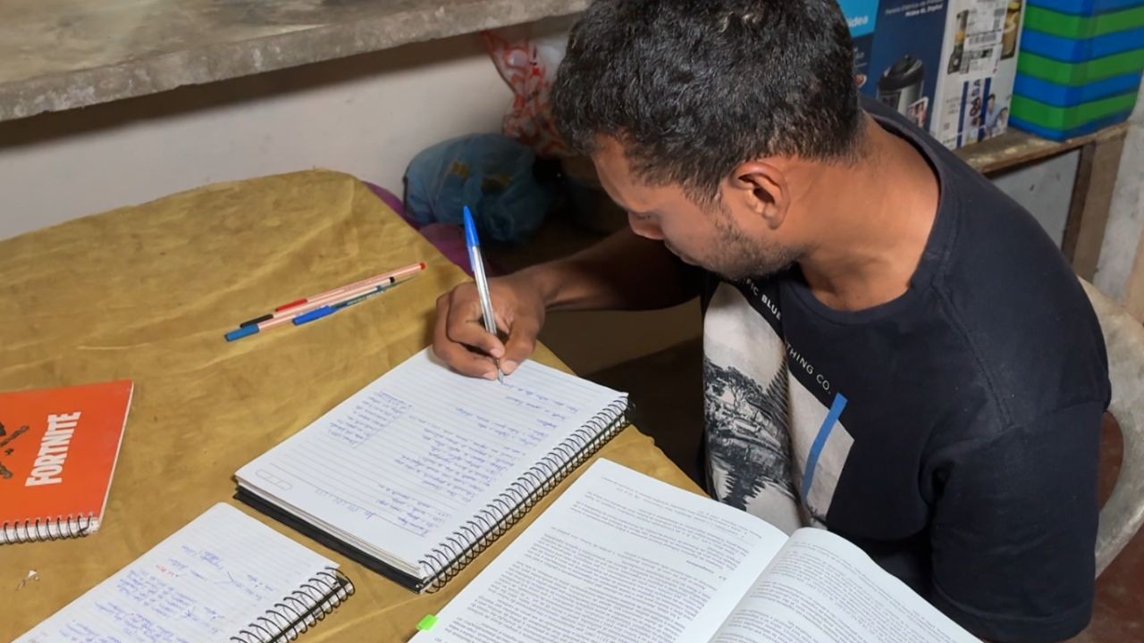 Estudante da EJA supera rotina do trabalho no campo e 'passa' em dois concursos públicos no Amapá