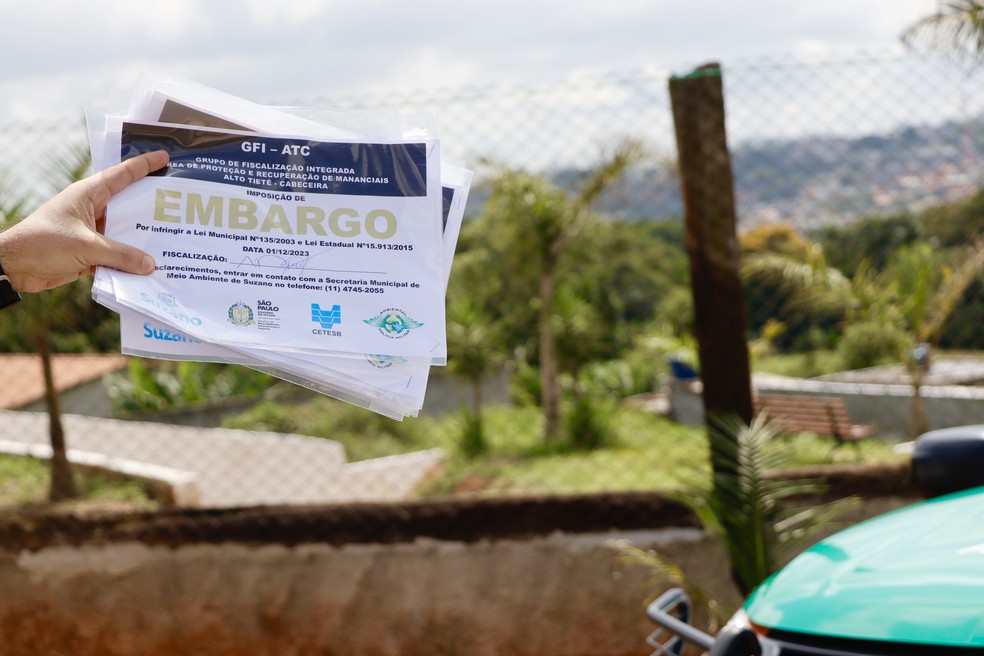 A ação que resultou nos embargos acontence em conjunto entre a Secretaria Municipal de Meio Ambiente os órgãos que integram o GFI — Foto: Luana Bergamini/Secop Suzano