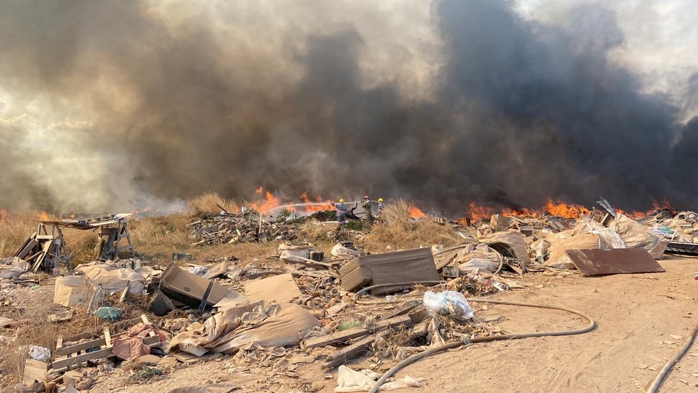 Por causa do tempo seco e dos ventos fortes, as chamas se alastraram rapidamente — Foto: Anderson Hentges