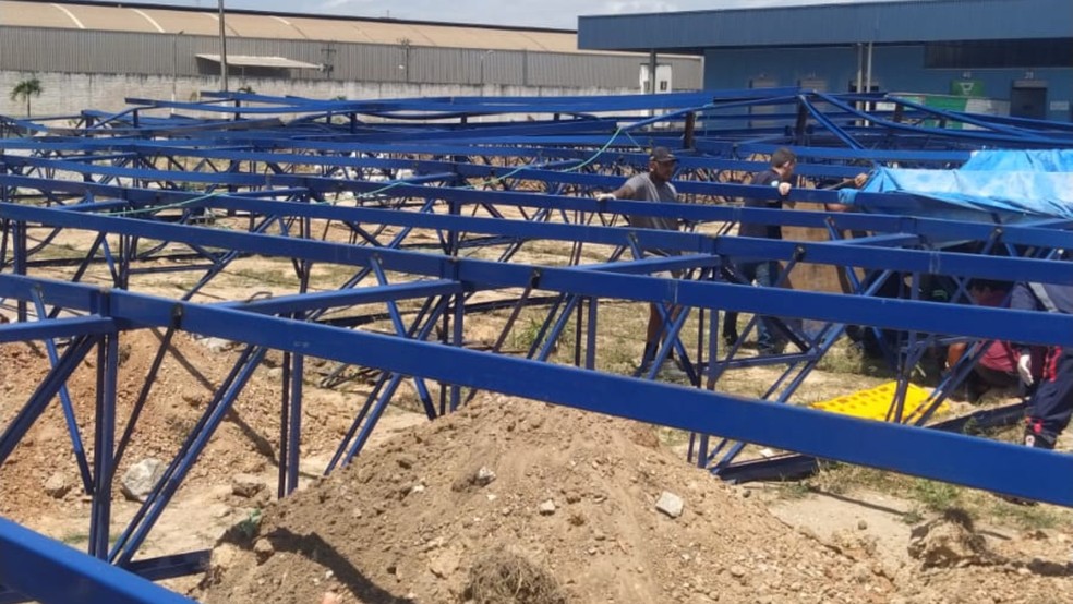 Estrutura metálica desaba e deixa trabalhadores feridos em Maracanaú. — Foto: Reprodução