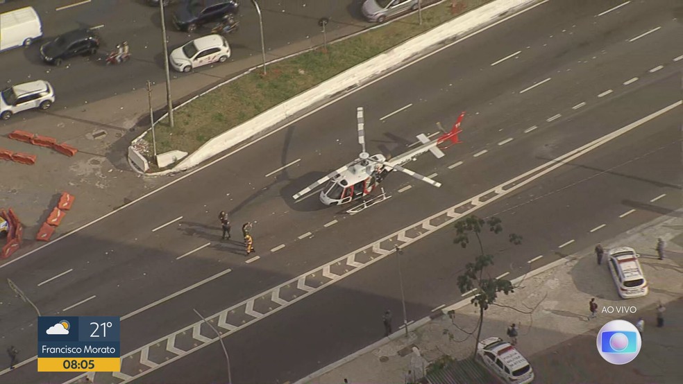 Helicóptero da PM pousa na Av. 23 de Maio na manhã desta terça-feira (26), em virtude de acidente dentro do túnel do Vale do Anhangabaú. — Foto: Reprodução/TV Globo