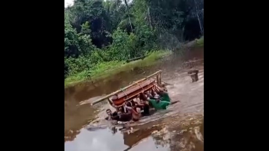 VÍDEO: Morto em caixão 'toma banho de rio' no MA; tradição centenária de comunidade quilombola, diz família - Foto: (Reprodução)
