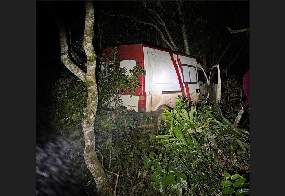 Ambulância falsa após batida em área de mata em Celso Ramos, SC — Foto: PMRv/Divulgação