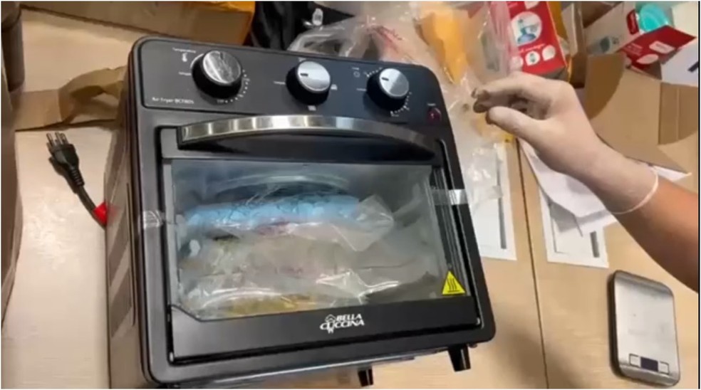 Cerca de 2 mil comprimidos de ecstasy estavam dentro de forno elétrico — Foto: Divulgação/Receita Federal