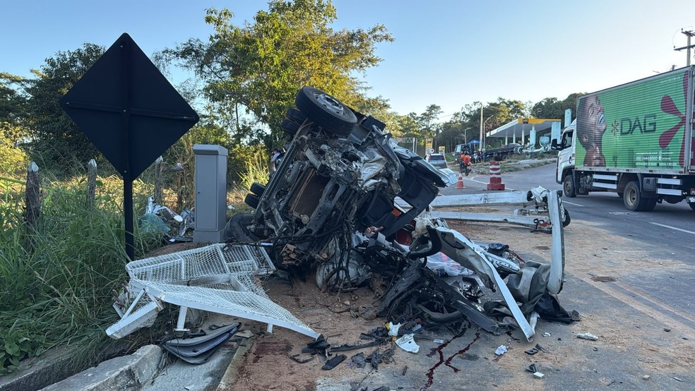 Caminhão da Enel ficou completamente destruído após colisão com guindaste — Foto: Reprodução