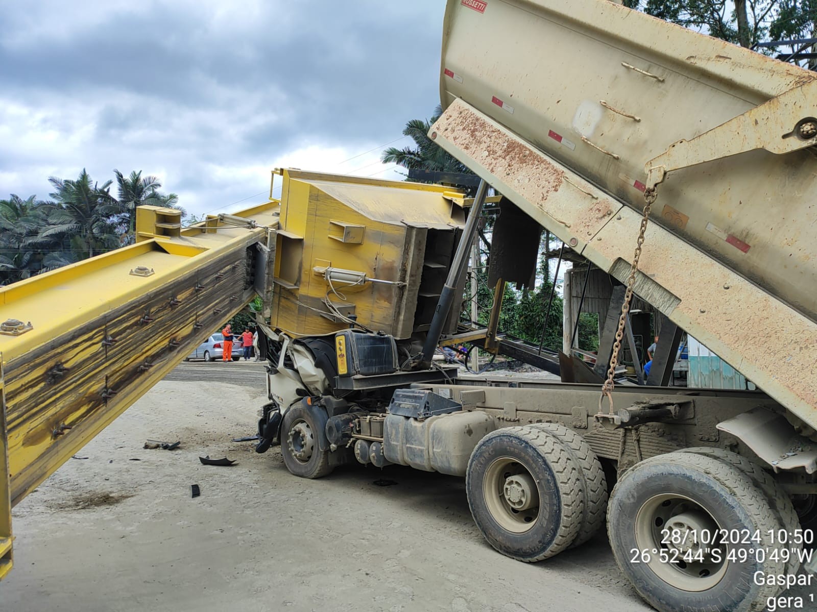 Trabalhador morre esmagado aps mquina de carregamento de asfalto cair sobre cabine de caminho em SC