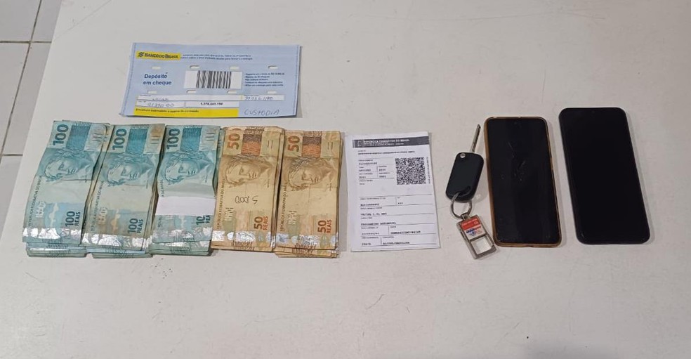 Dinheiro e outros itens encontrados com suspeito de furtar banco em Tianguá, no Ceará. — Foto: PRF/Reprodução