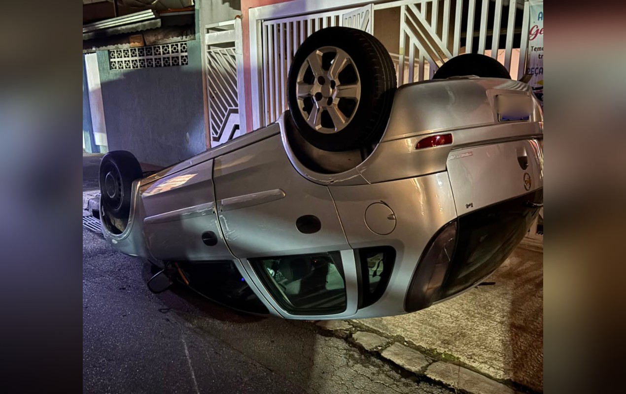 Motorista é preso por embriaguez ao volante após capotar carro e veículo ficar com rodas para cima em Jundiaí; vídeo