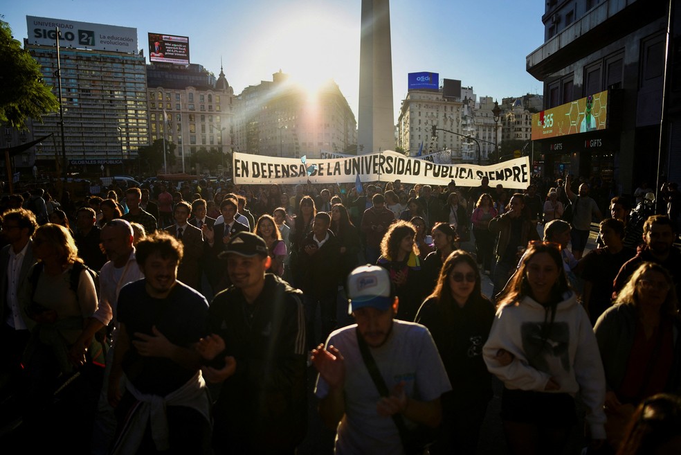 Estudantes argentinos protestam contra cortes nas universidades públicas, em 23 de abril de 2024. — Foto: Martin Villar/Reuters