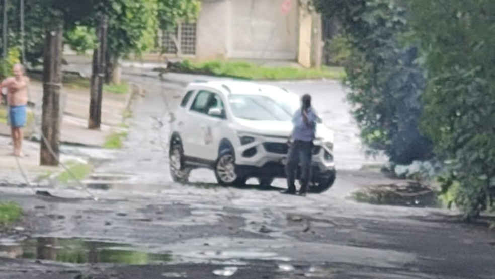A interrup&ccedil;&atilde;o do fornecimento de energia foi causada pela queda de um galho de &aacute;rvore sobre a fia&ccedil;&atilde;o durante o temporal  &mdash; Foto: Reprodu&ccedil;&atilde;o/TV Integra&ccedil;&atilde;o