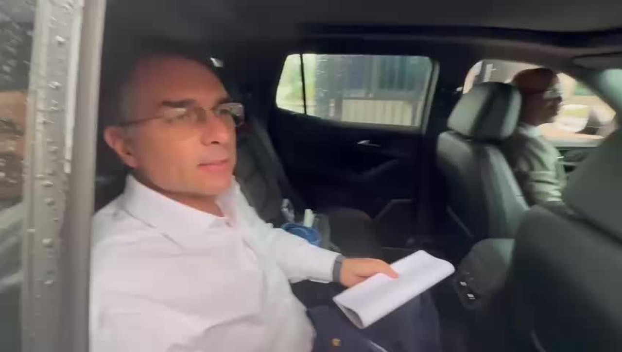 Flávio Bolsonaro afirma que pediu desculpas a Michelle após briga envolvendo críticas ao PL
