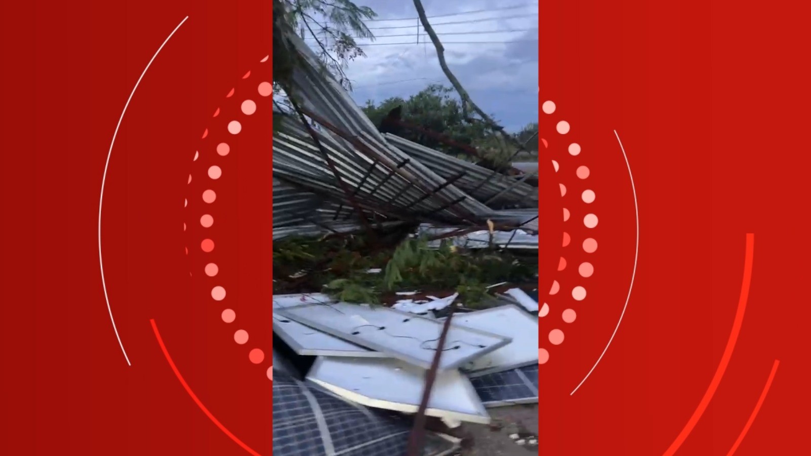 Chuva com ventos a mais de 70 km/h destelha restaurante às margens de rodovia em Tremembé; VÍDEO