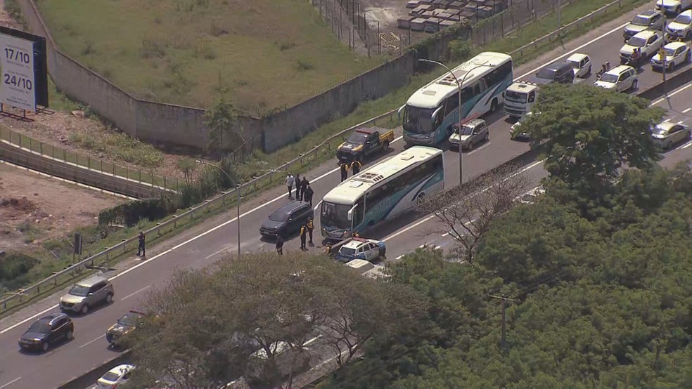 Em represália a operação na Maré, criminosos usam ônibus como barricada na Linha Vermelha — Foto: Allan Cavalcante / TV Globo