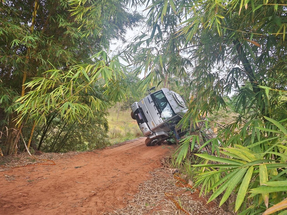 Caminhão carregado de mandioca despencou de ponte em Martinópolis (SP) — Foto: Defesa Civil